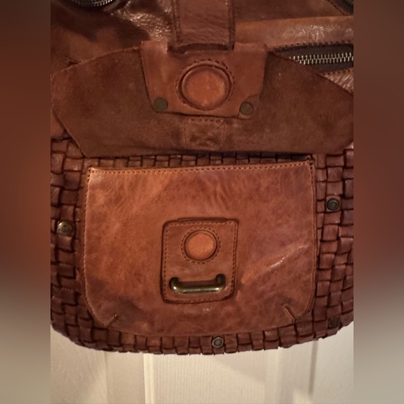 Harbour 2nd Leather Crossbody w adj. strap, 11 x 11”, soft leather & great bag! - Picture 7 of 9